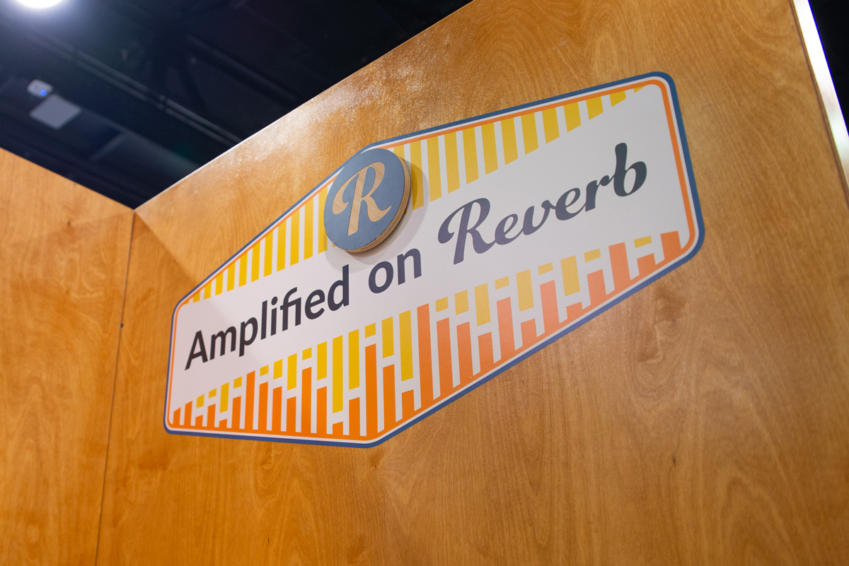 Animated illustration of the masks of Daft Punk